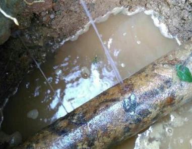 伊川楼顶渗水维修公司分享下地暖漏水的原因及检测方法。